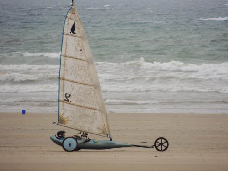 Char à voile sur la plage ventée
