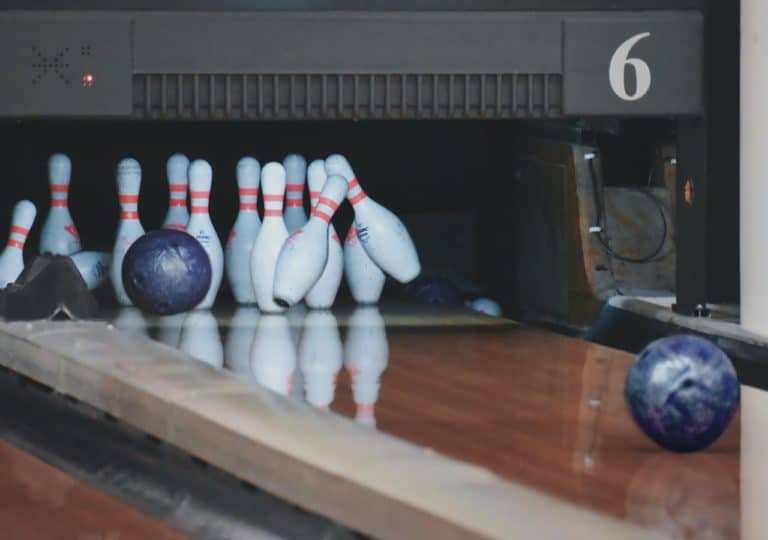 Quilles de bowling avec boules sur la piste