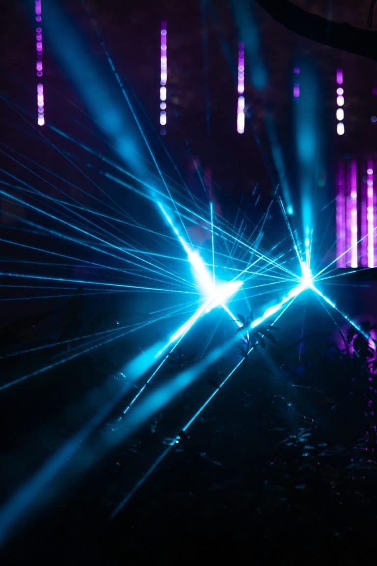 Spectacle lumineux avec lasers bleus et violets