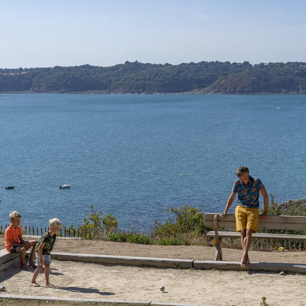 Partie de pétanque devant la mer, Bretagne