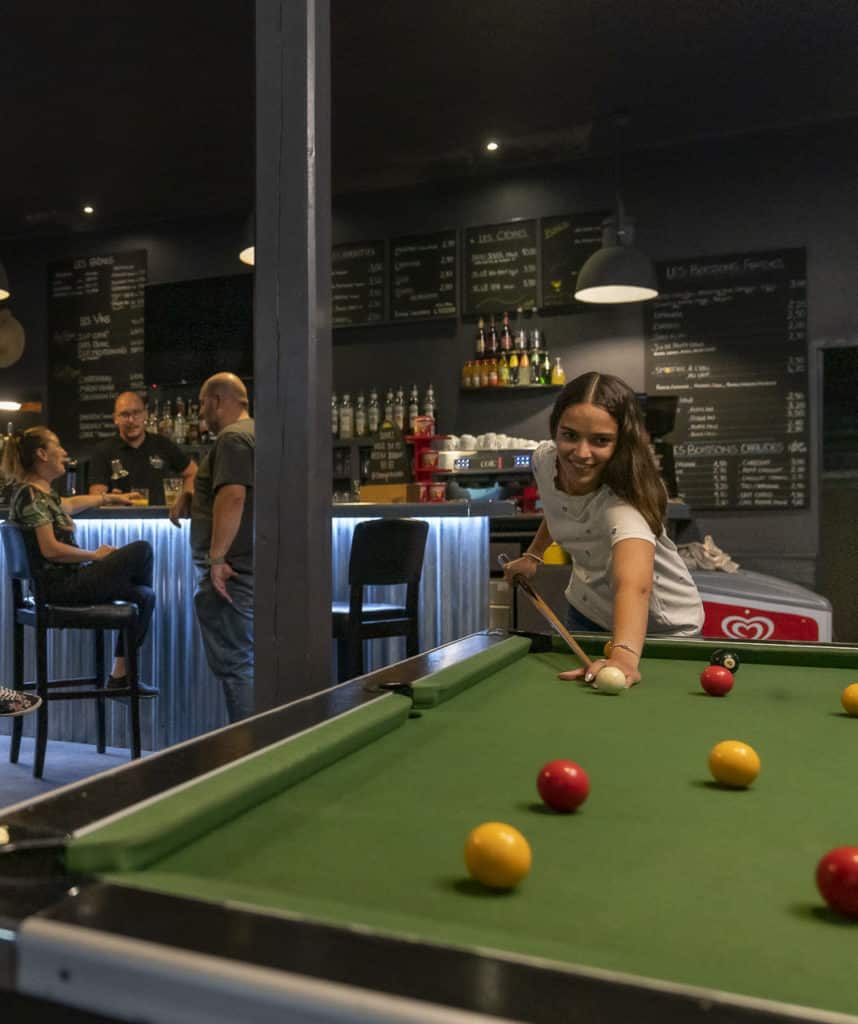 Jeune fille qui joue au billard