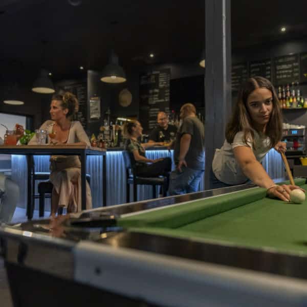 Personnes qui jouent au billard dans le bar d'un camping