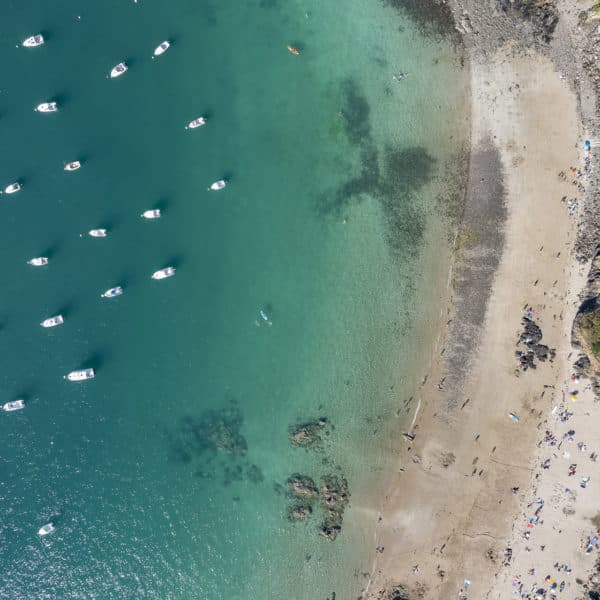 Vue aérienne d'une crique en bretagne