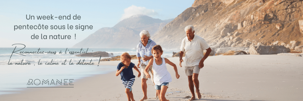Famille marchant sur la plage, montagne en arrière-plan.