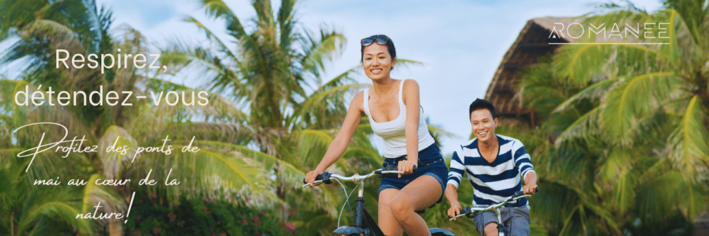 Couple en vélo dans la nature tropicale.