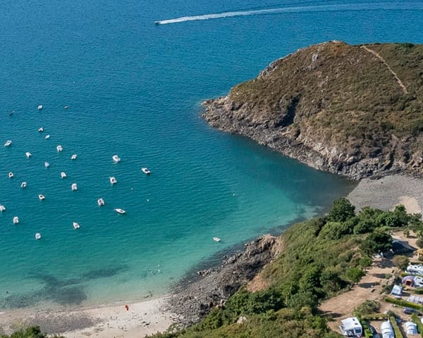 Vue aérienne plage et camping côtier