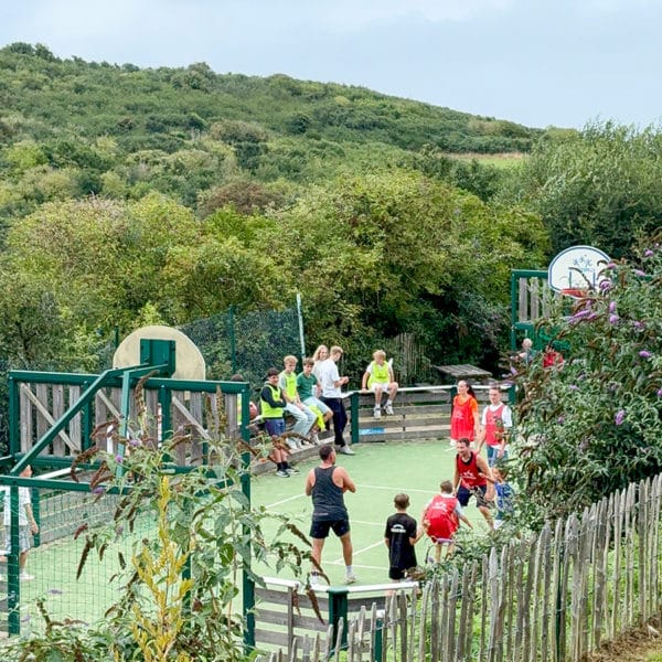 Groupe de personnes qui jouent au basket 