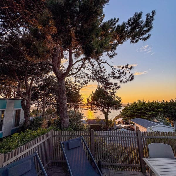 Coucher de soleil depuis la terrasse d'un mobil-home au camping Le Châtelet