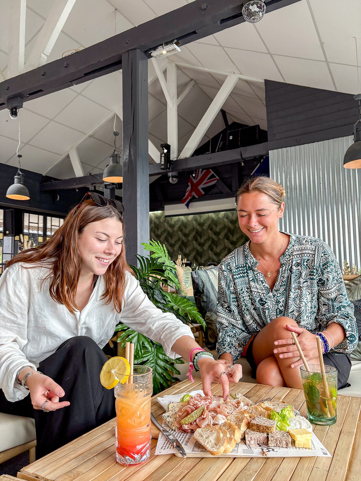 Deux femme qui déguste une planche apéro