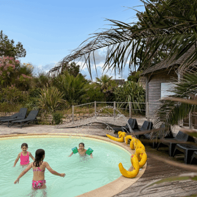 enfants qui jouent dans une piscine 