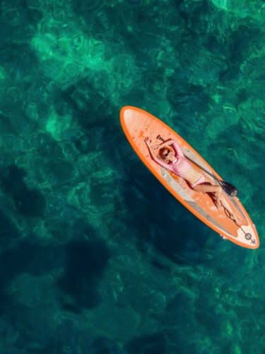 Femme sur un paddle dans l'eau 